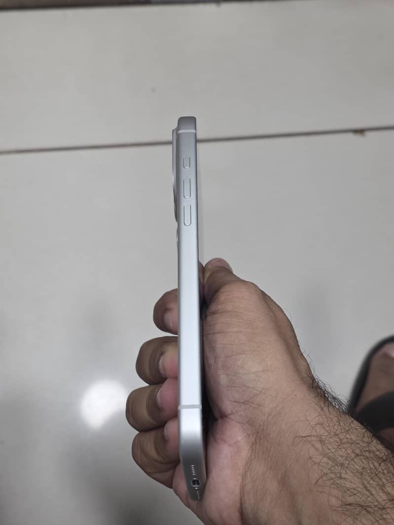 Apple iPhone 17 Pro Max 4