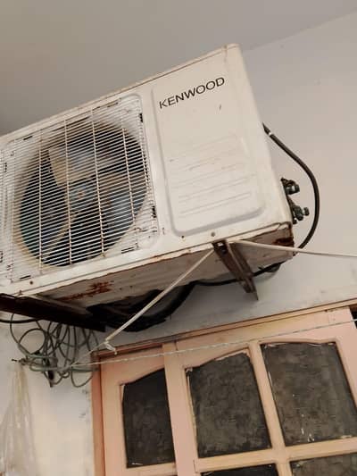 Kenwood 1 ton inverter Ac in good condition gas locked