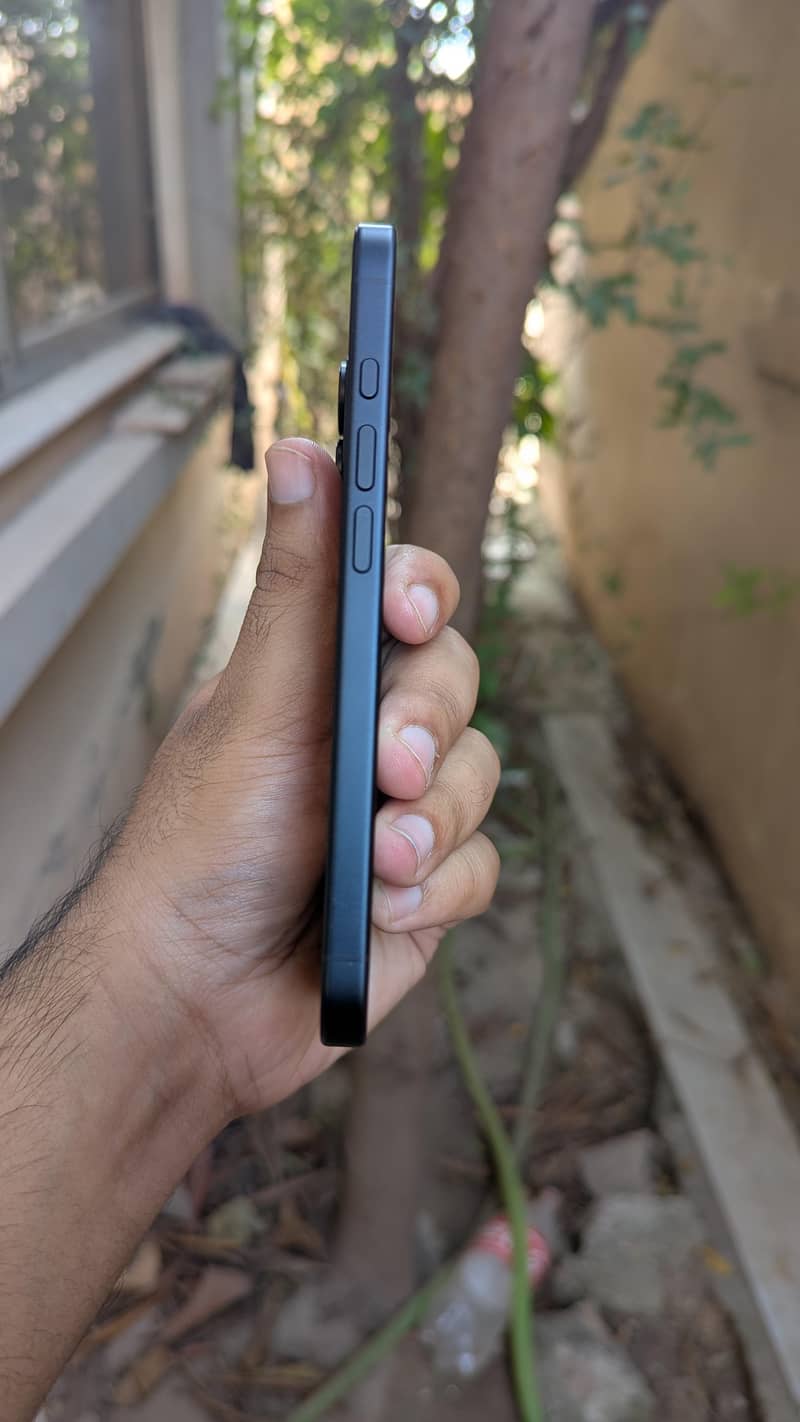 Apple iPhone 16 3
