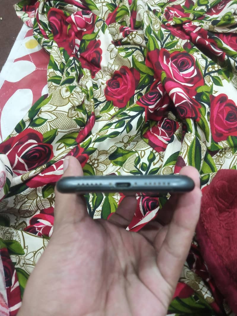 Apple iPhone 11 4