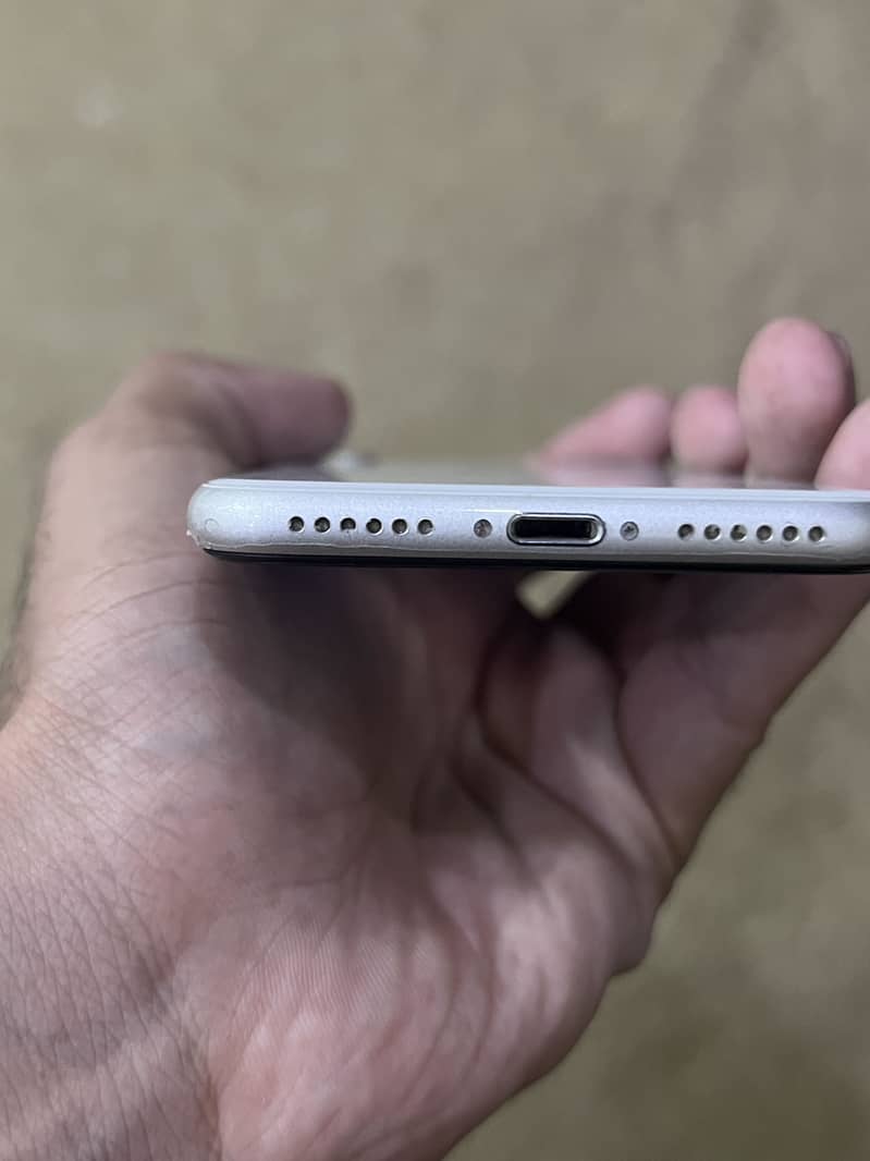 Apple iPhone SE 3 6