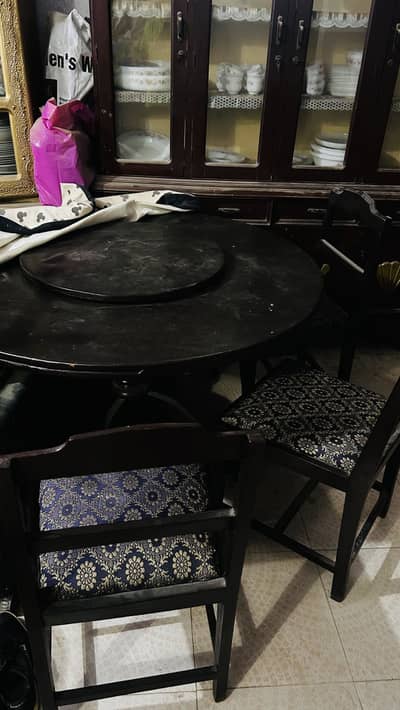 Circular Dining table with Chairs
