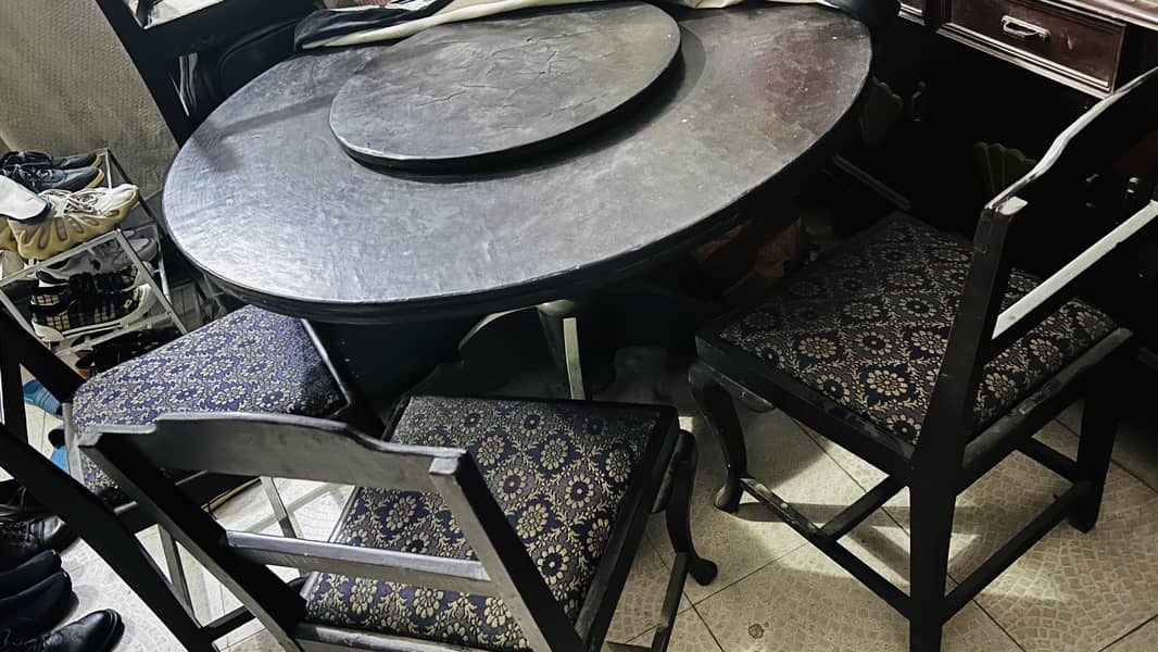 Circular Dining table with Chairs 1