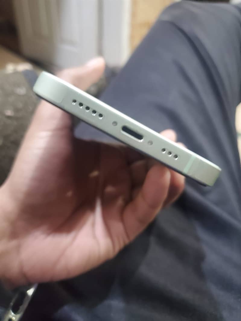 Apple iPhone 12 4