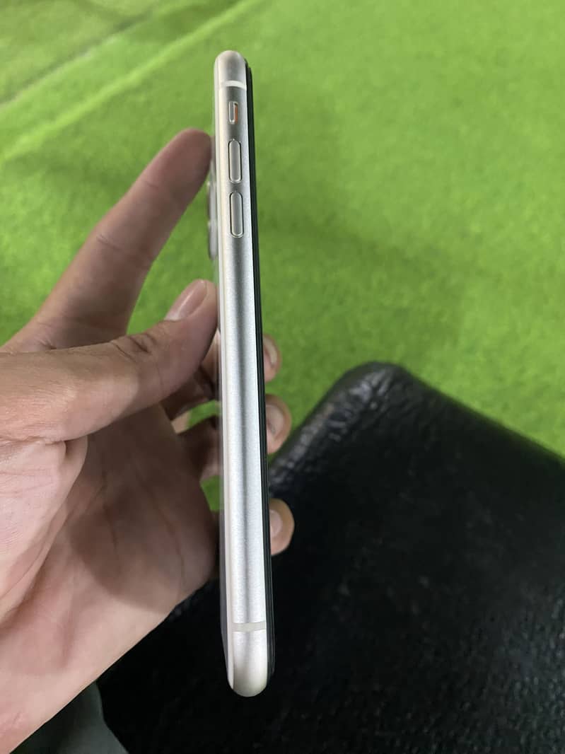 Apple iPhone 11 3