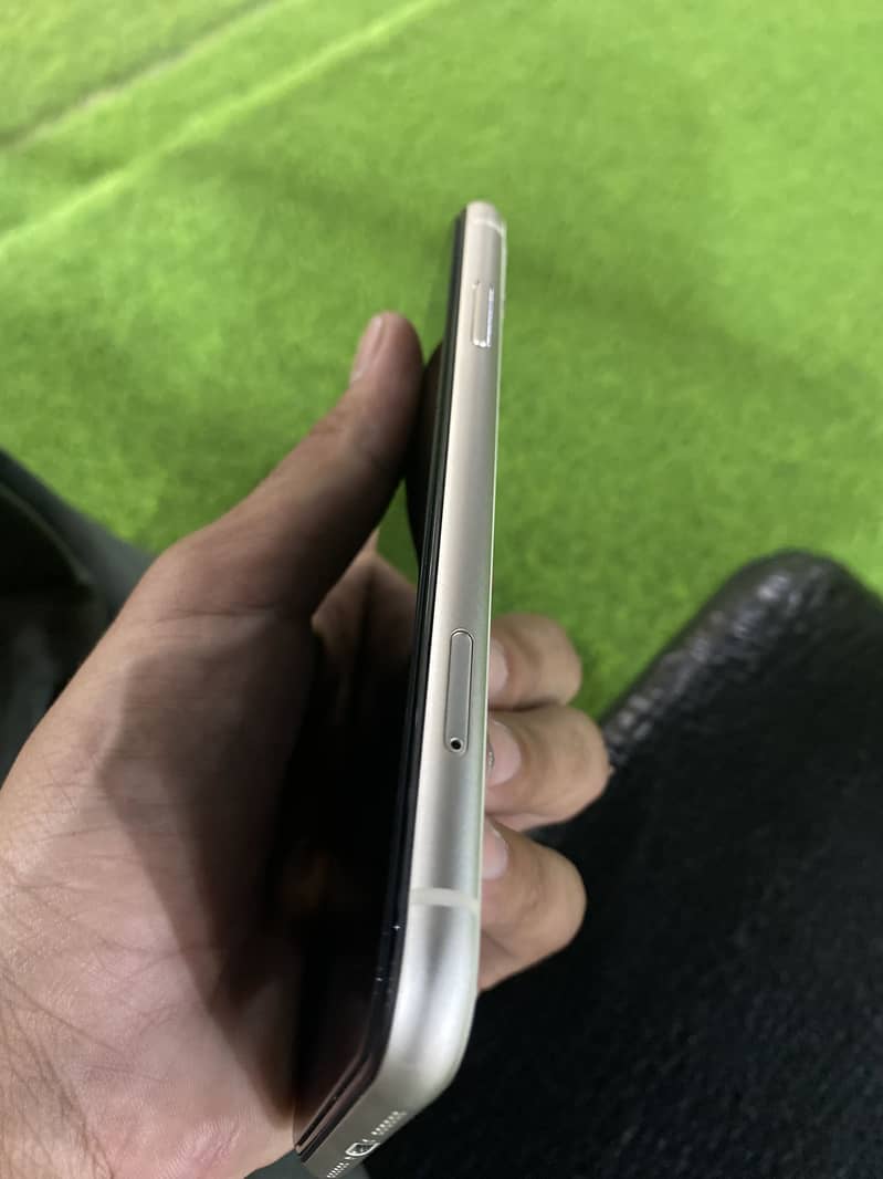 Apple iPhone 11 4