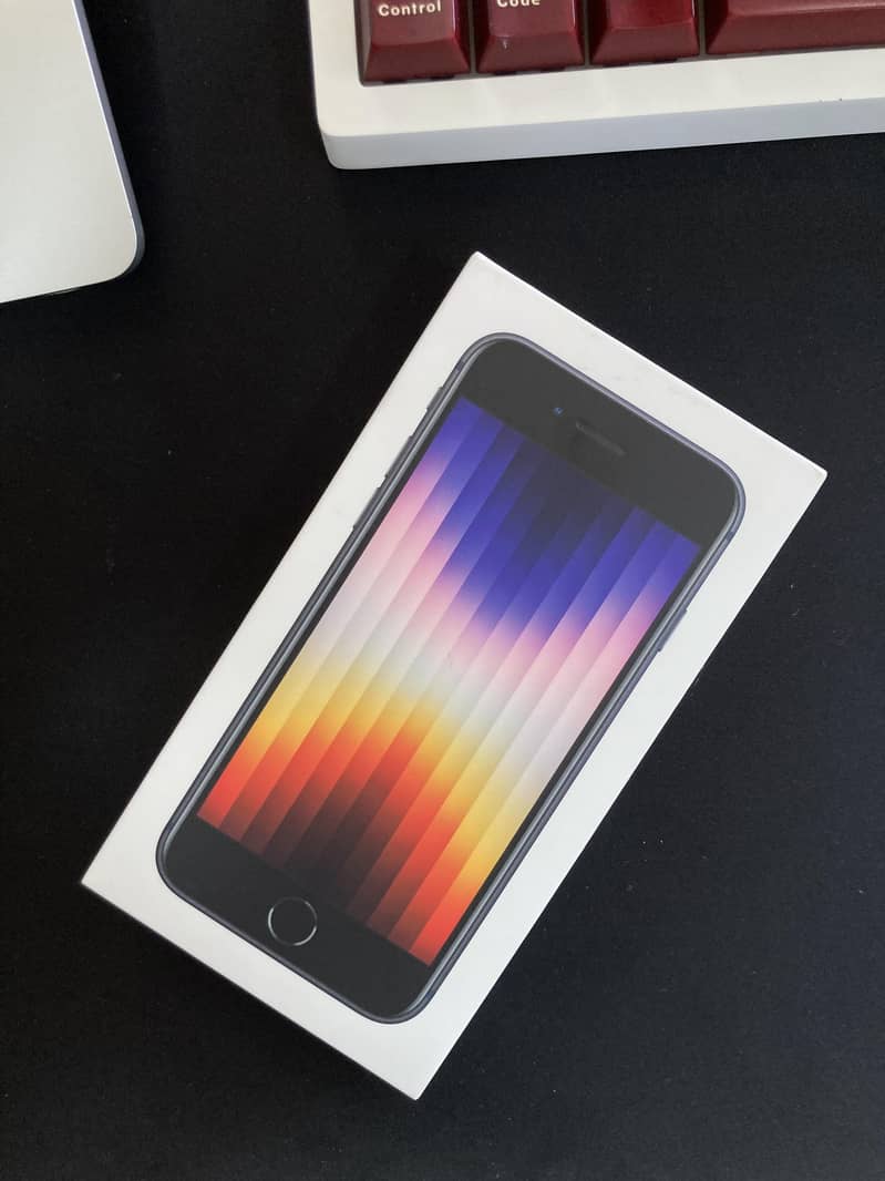 Apple iPhone Se 3rd generation box pack 0