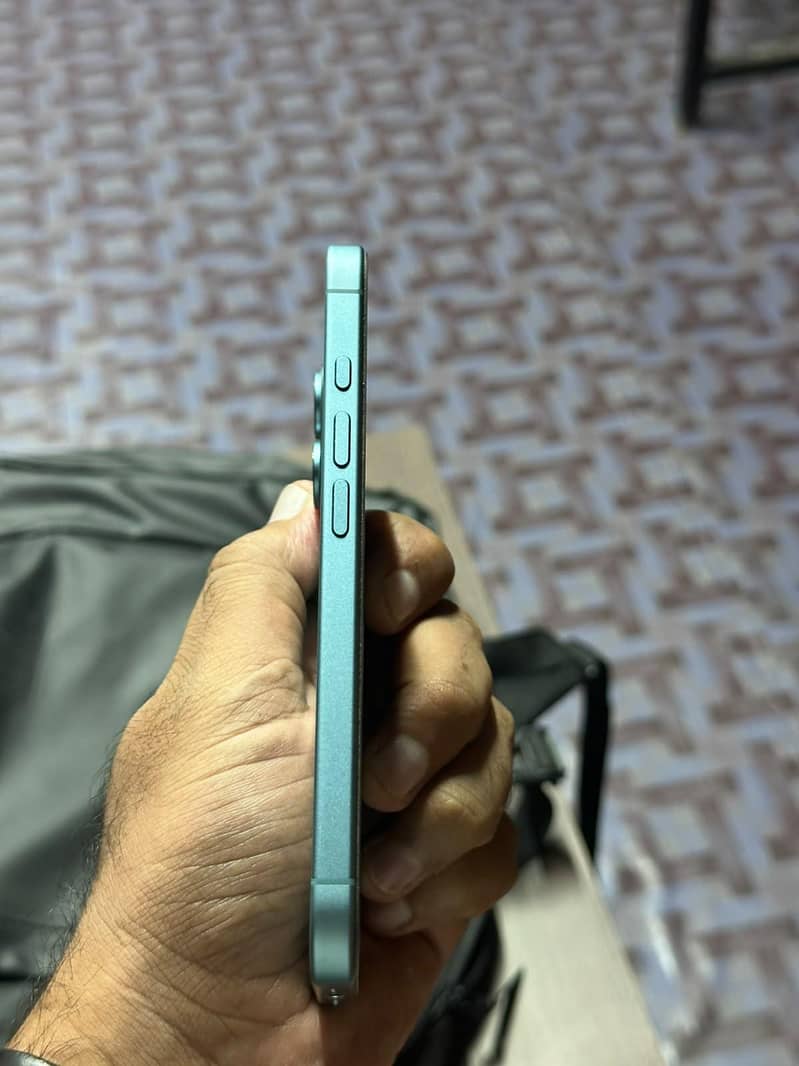 Apple iPhone 16 2