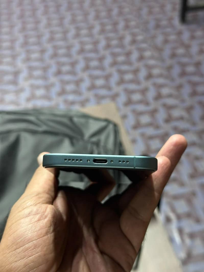 Apple iPhone 16 3