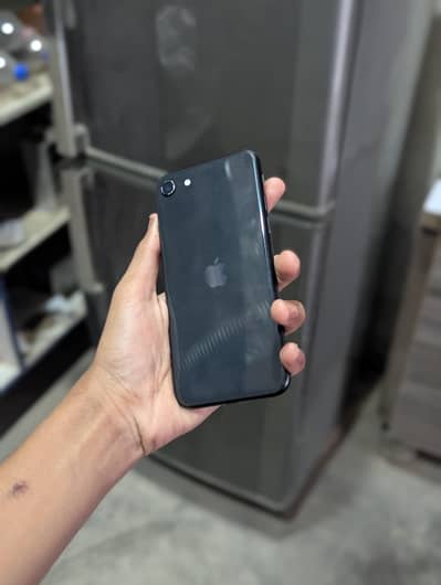 I Phone SE 2020 64gb good condition camera outclass