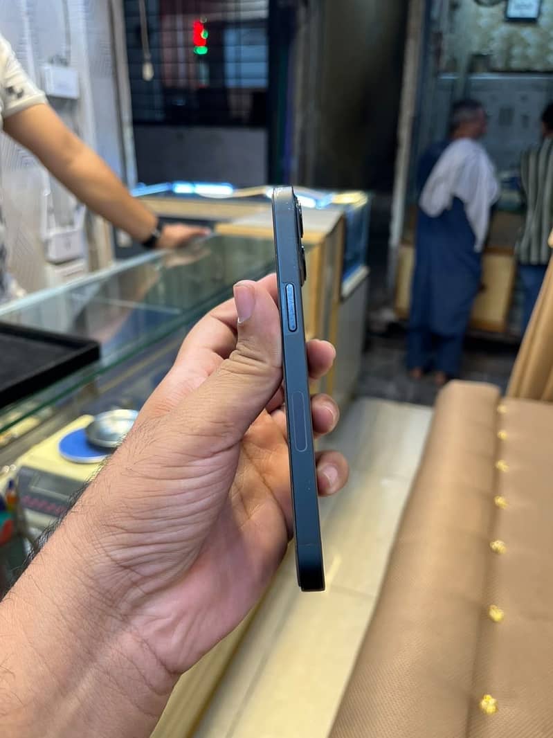 Apple iPhone 13 3