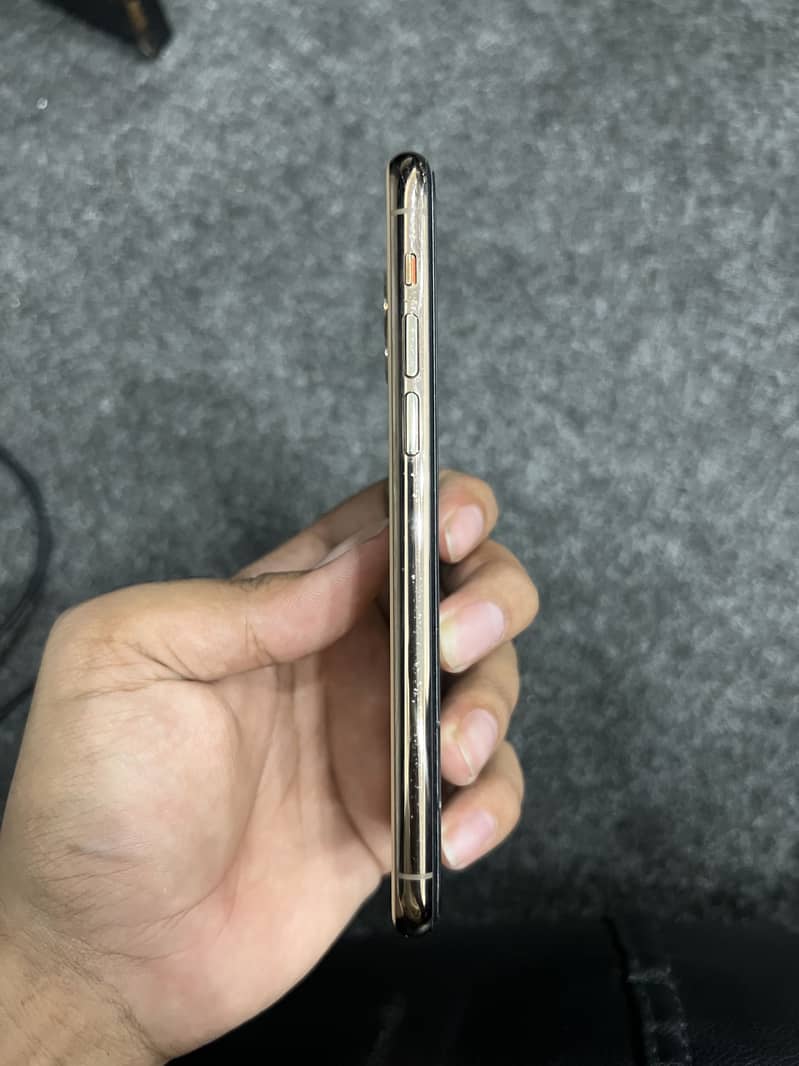 Apple iPhone 11 Pro 4