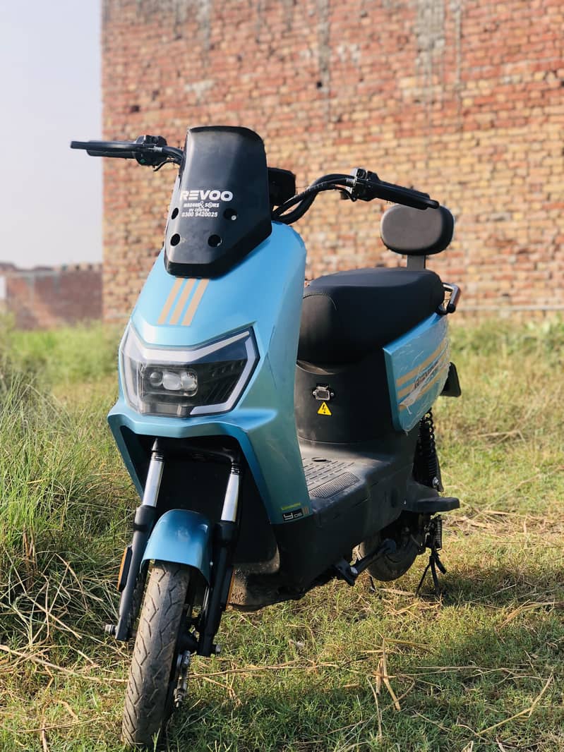 Reevo Y06 E-Scooty 0