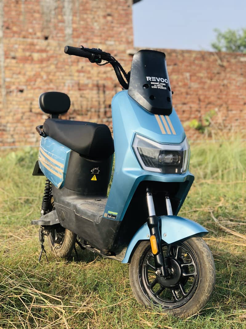 Reevo Y06 E-Scooty 1