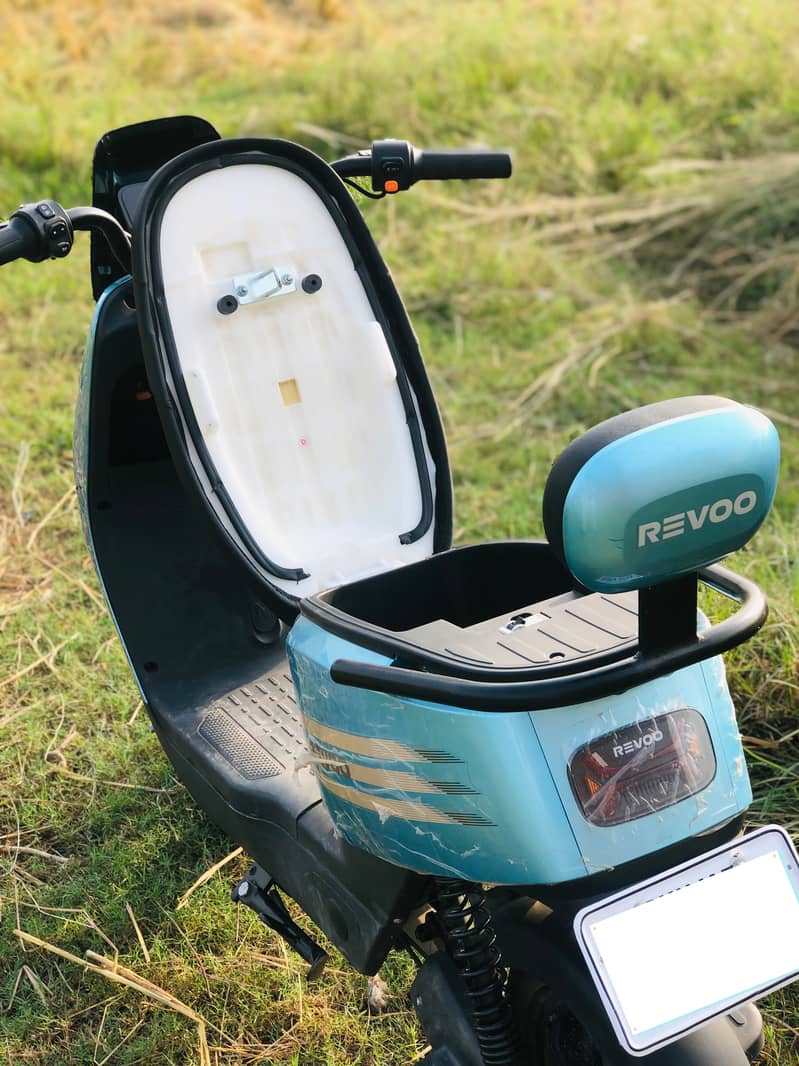 Reevo Y06 E-Scooty 2
