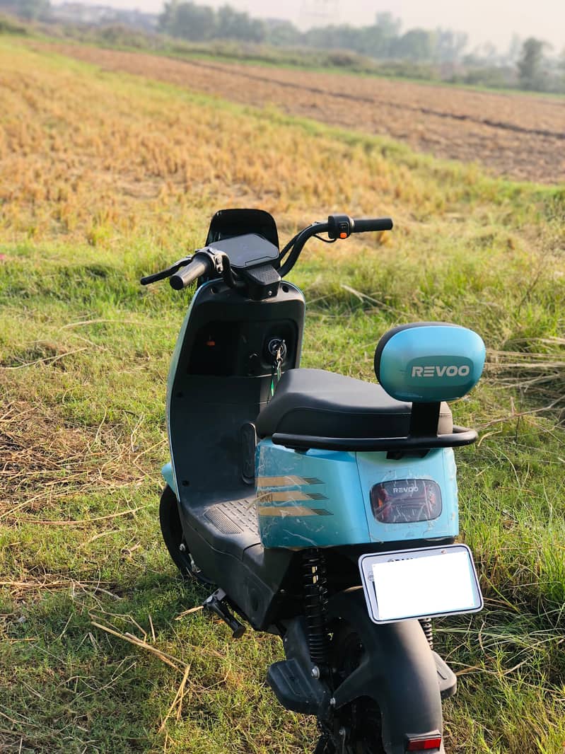 Reevo Y06 E-Scooty 3