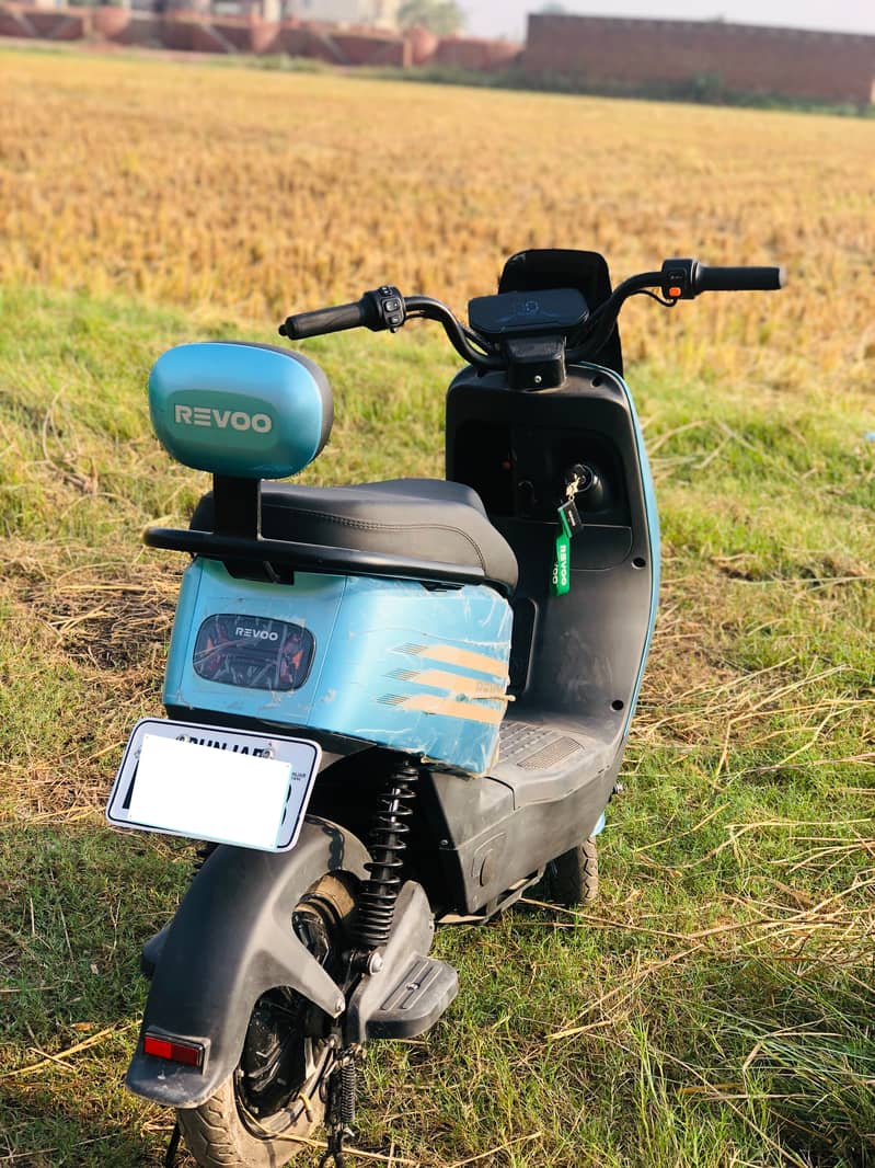 Reevo Y06 E-Scooty 4
