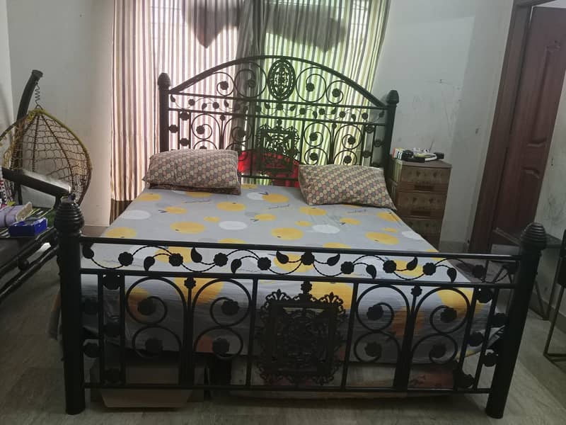 bed with dressing console 0