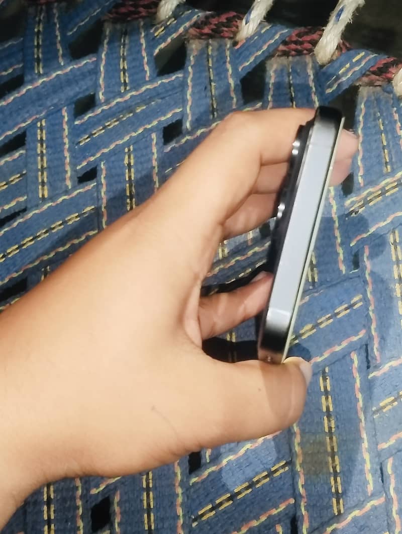 Apple iPhone 15 Pro Max 4