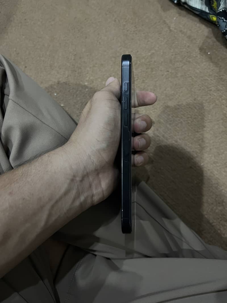 Apple iPhone 16 Pro Max 1