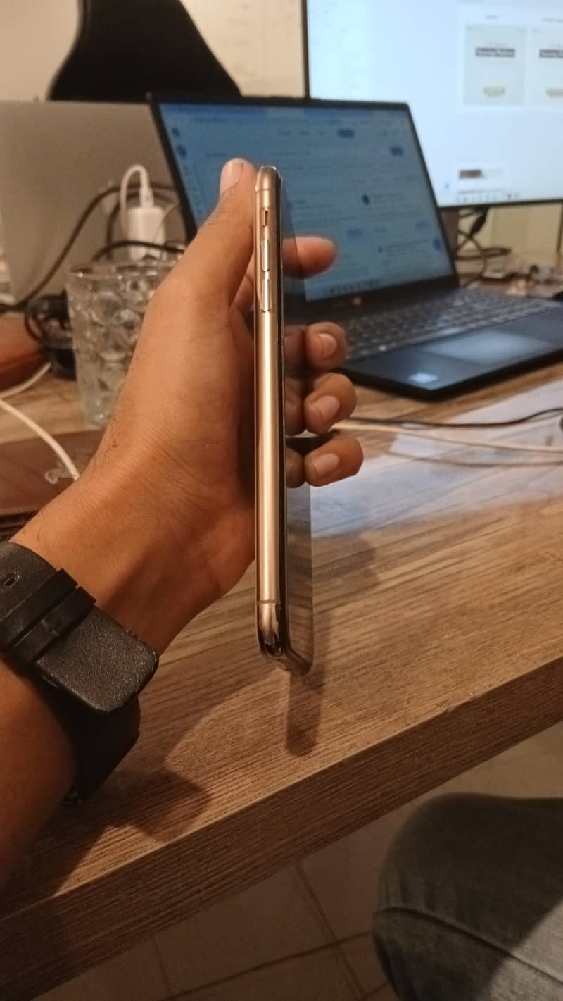 Apple iPhone 11 Pro Max 4