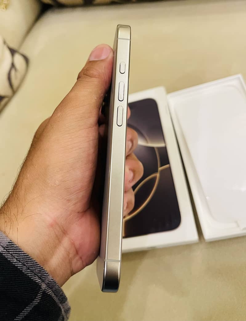 iPhone 16 Pro 4