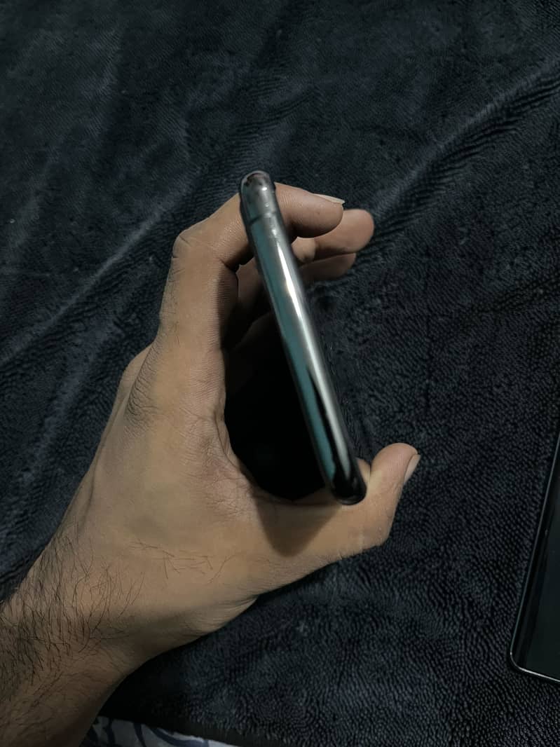 Apple iPhone 11 Pro Max 2