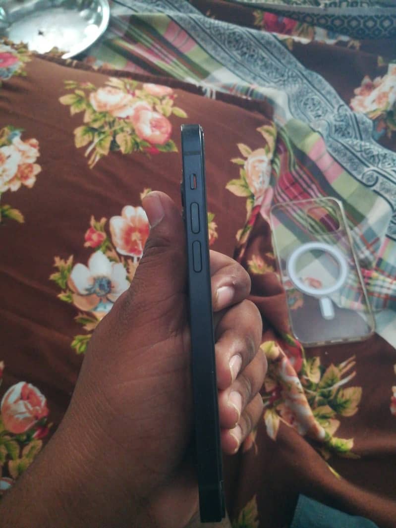 Apple iPhone 12 4