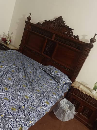 beds + mirror+ side table