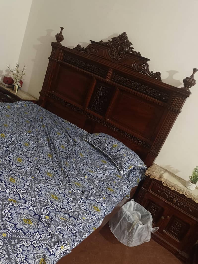 beds + mirror+ side table 0