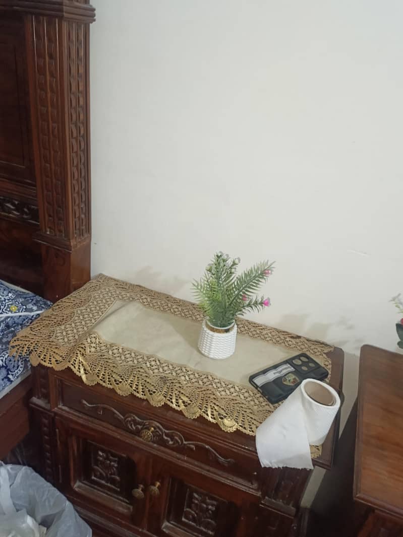 beds + mirror+ side table 3