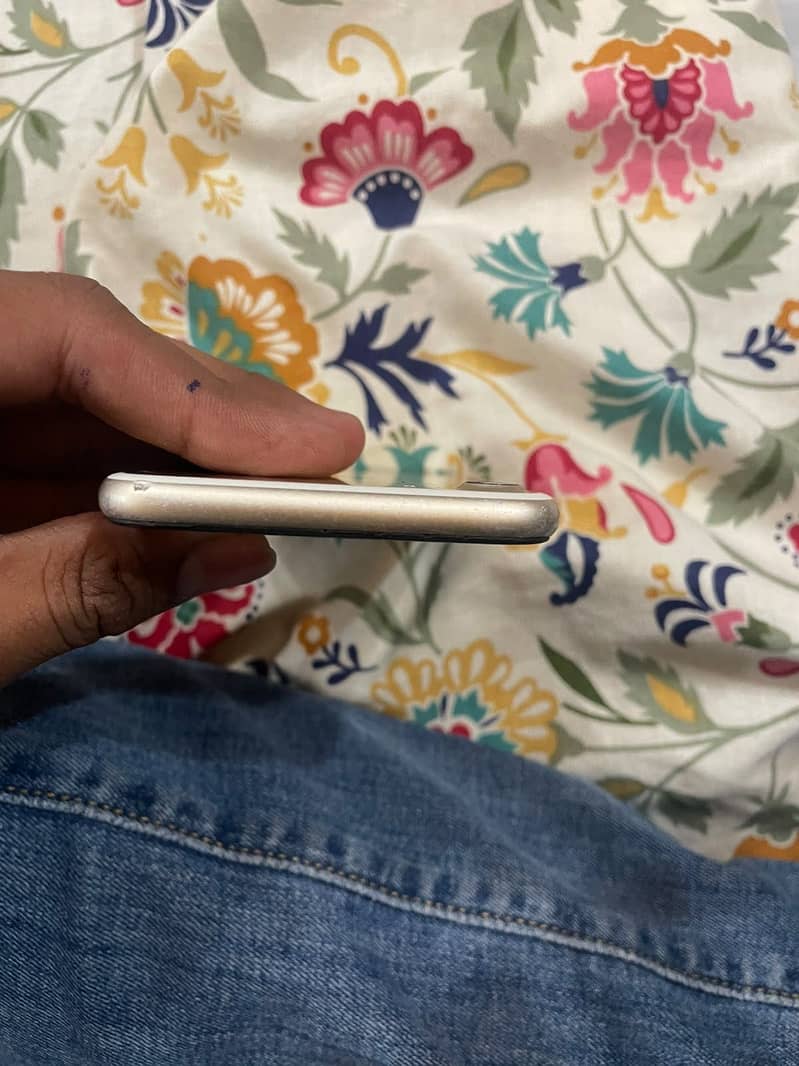 Apple iPhone 7 0