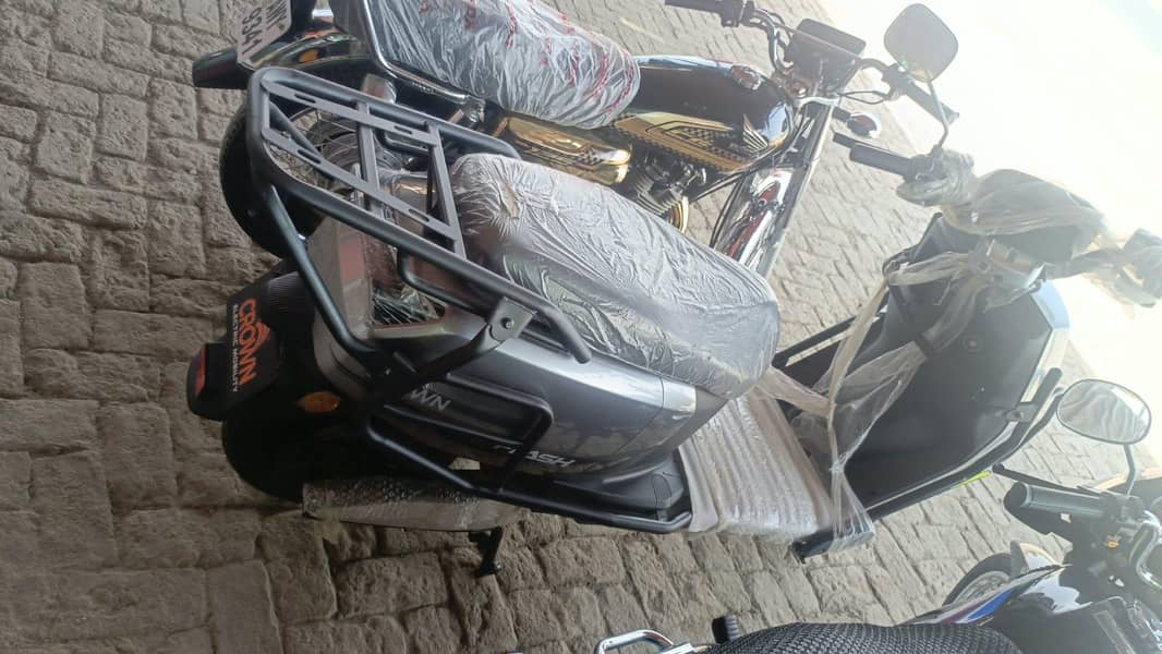 Crown Flash E-Scooty 1