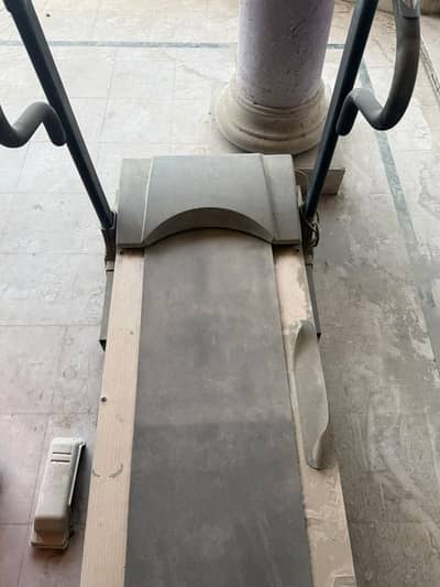 TREADMILL AVAILABLE FOR SALE BUT CARD NO WORKING