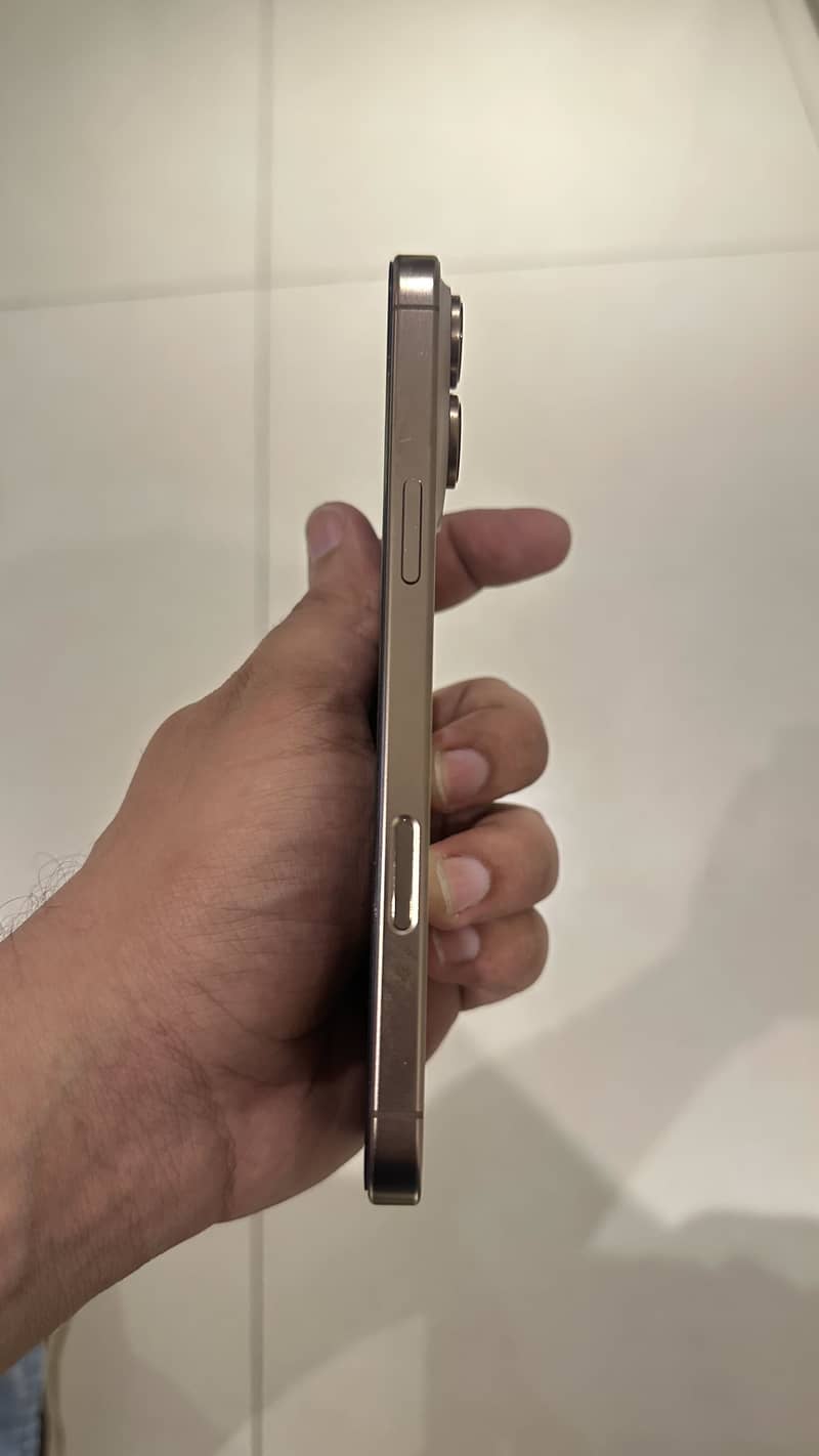 Apple iPhone 16 Pro Max 1