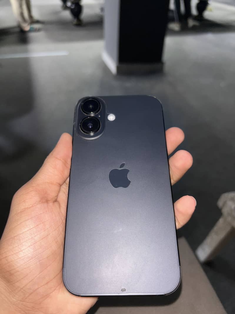 Apple iPhone 16 1