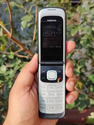 Nokia 2720 Fold Antique 100% Genuine Condition Never Opened Slim Phone