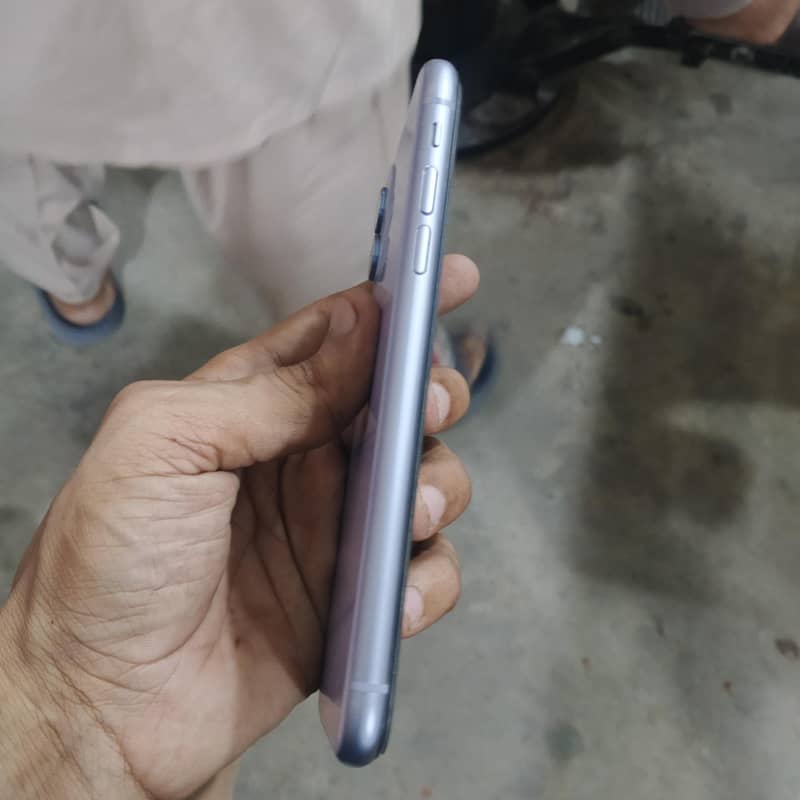 Apple iPhone 11 4