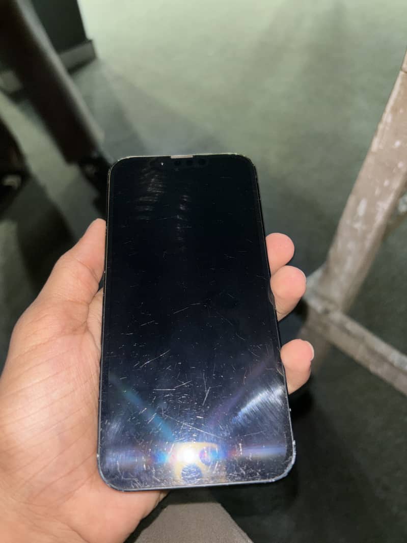 Apple iPhone 16e 0