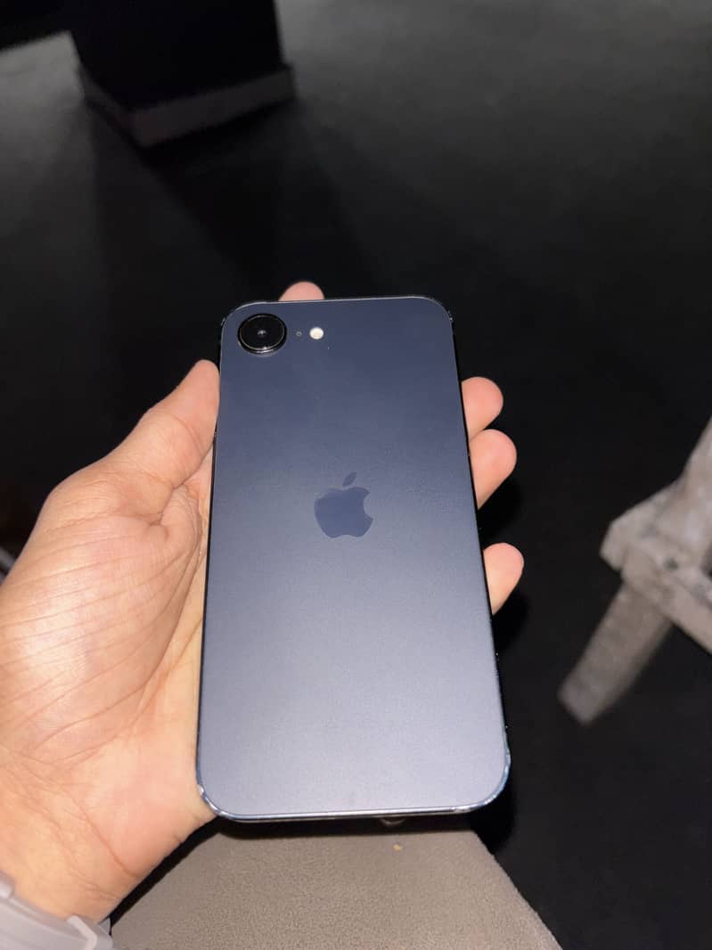 Apple iPhone 16e 1