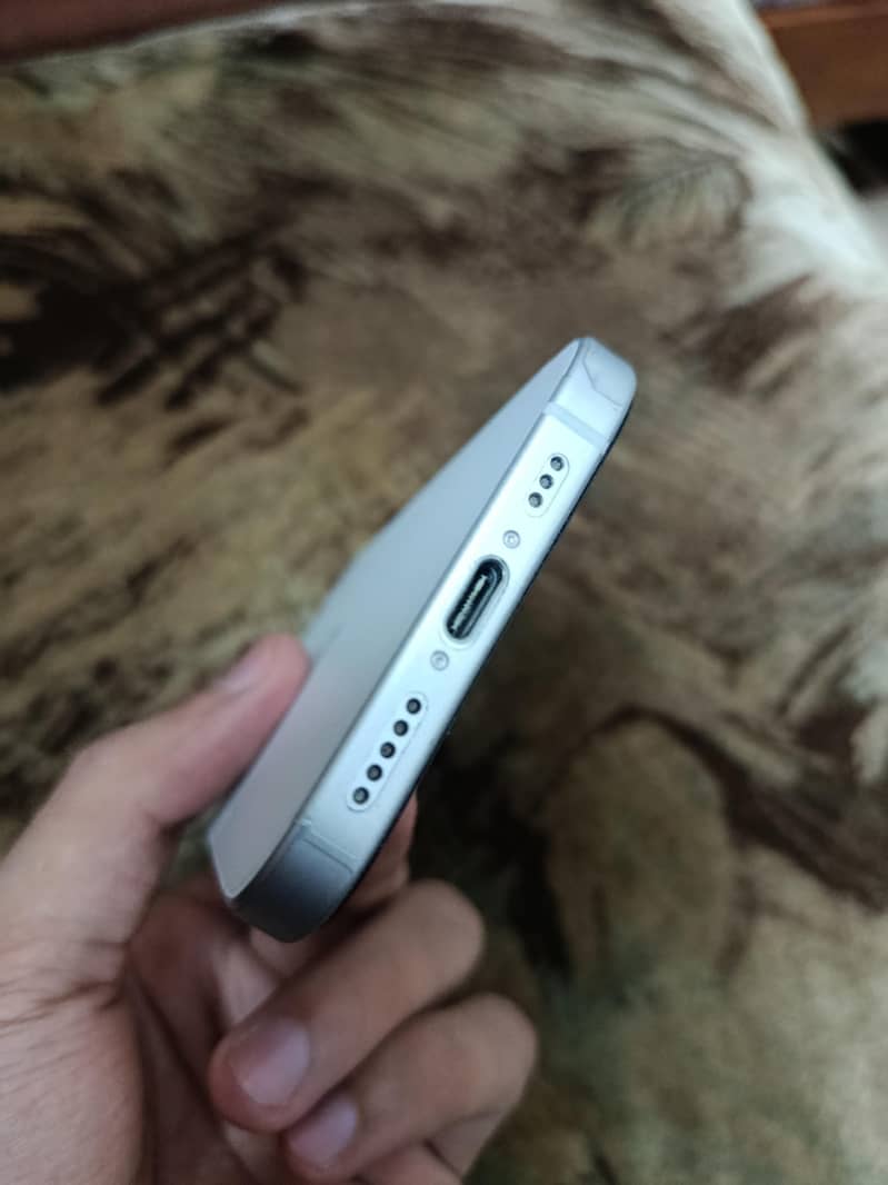 Apple iPhone 15 4