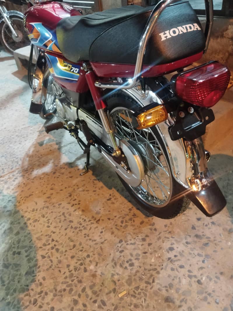 Honda CD70 9