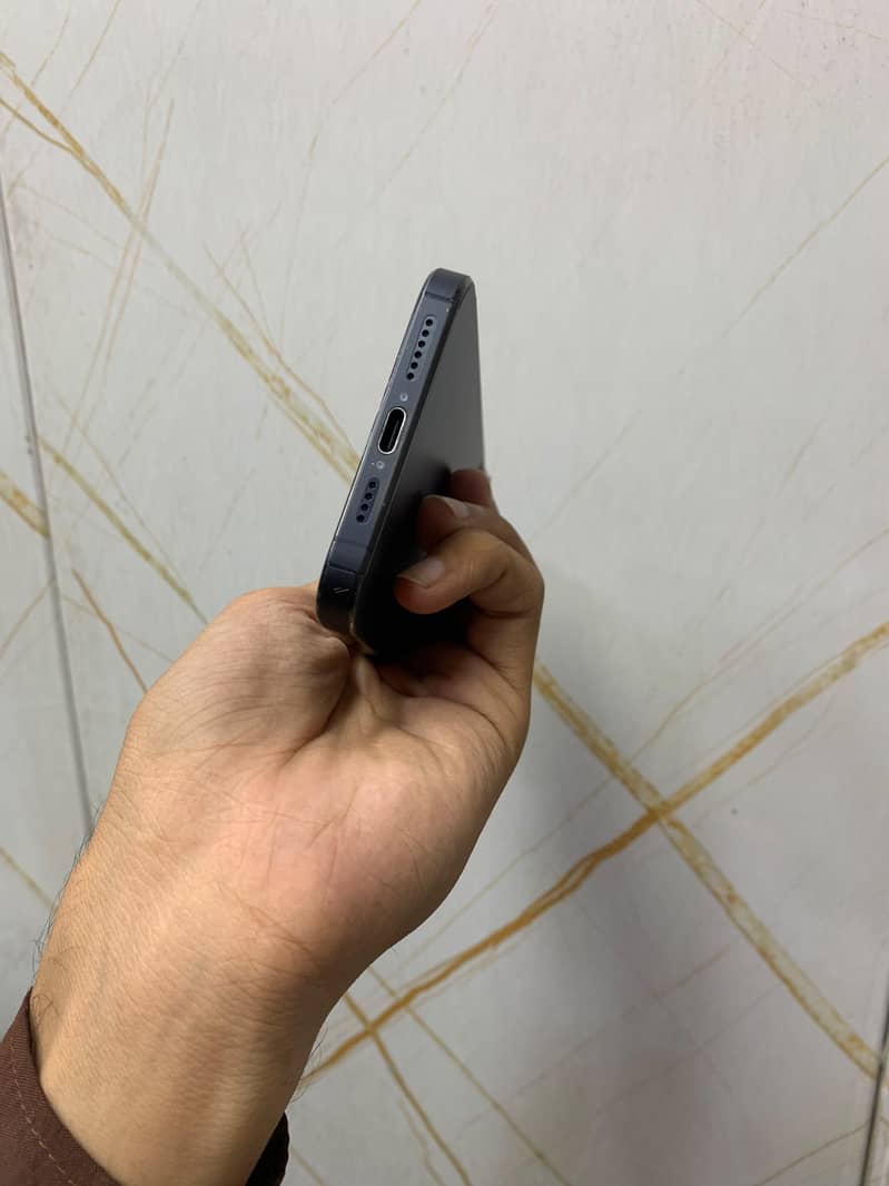 Apple iPhone 15 Pro Max 4