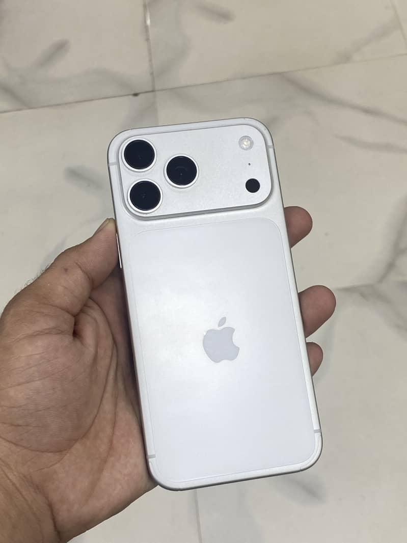 Apple iPhone 17 Pro Max 1