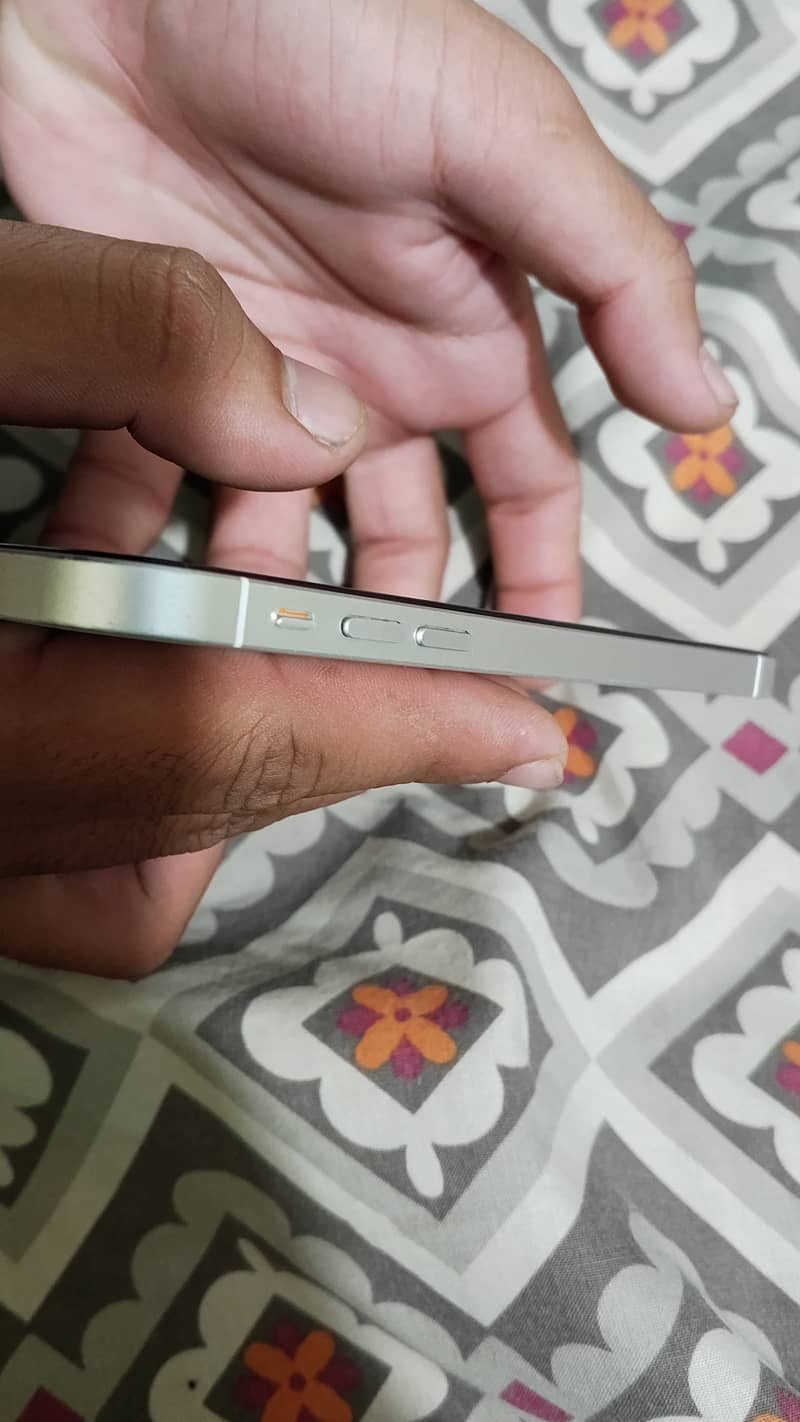 Apple iPhone 16 4