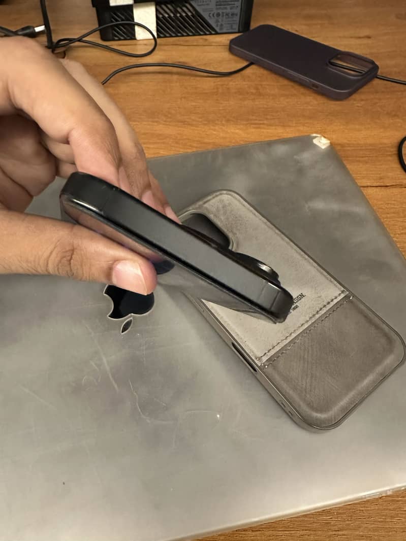 Apple iPhone 16 Pro 0