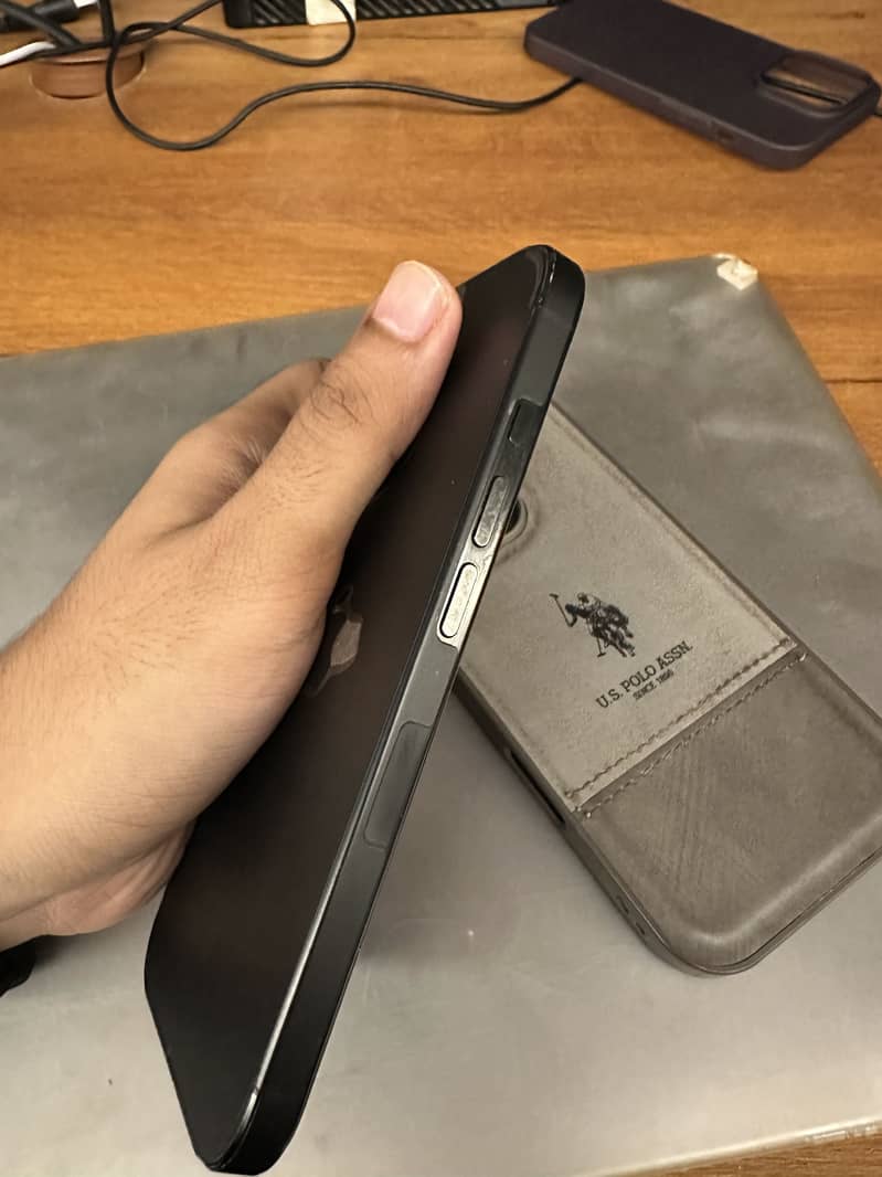 Apple iPhone 16 Pro 1