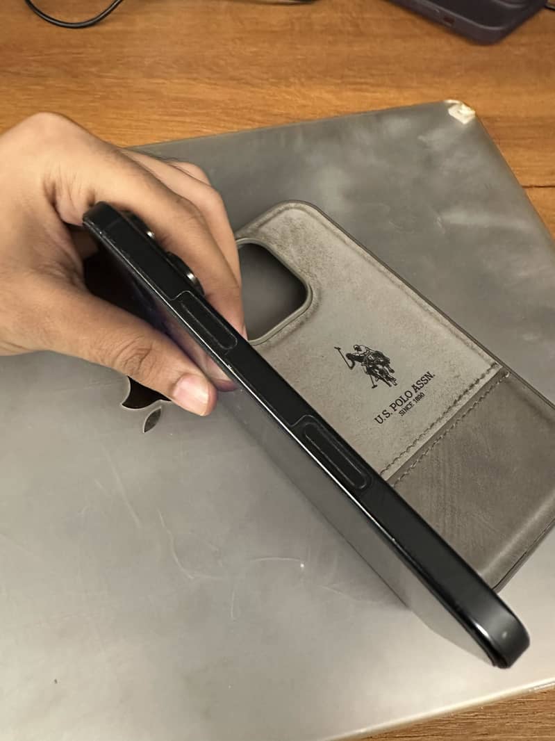 Apple iPhone 16 Pro 3