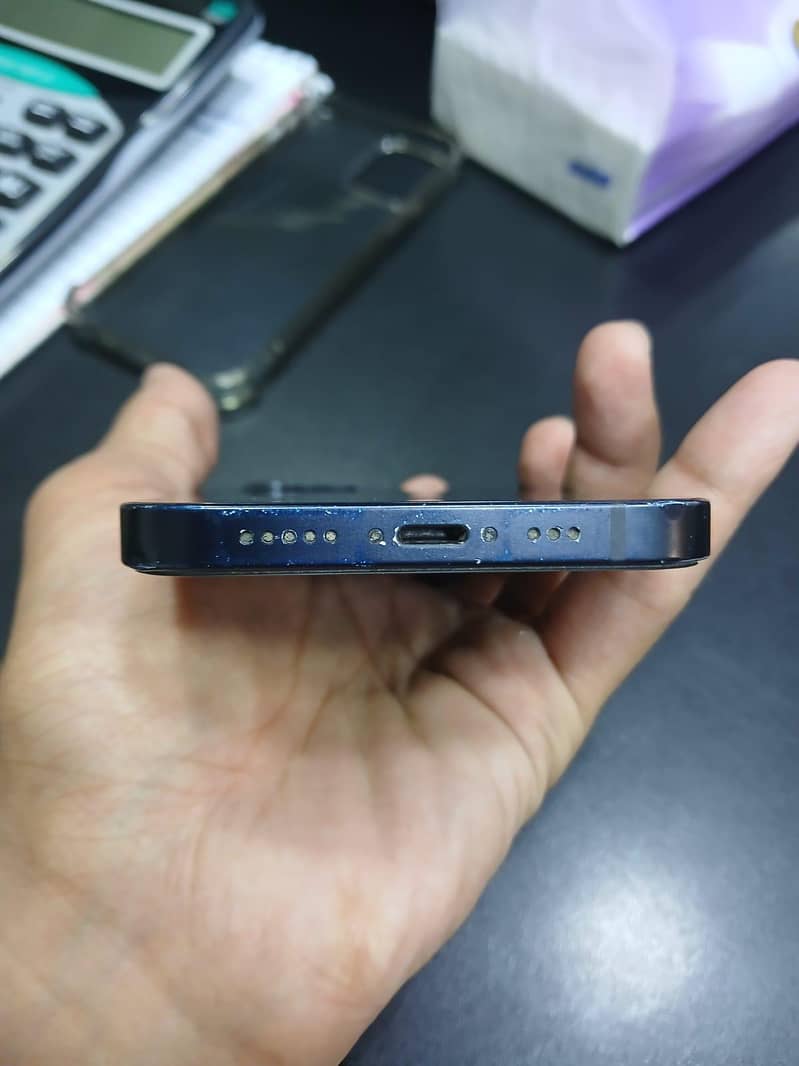 Apple iPhone 12 4