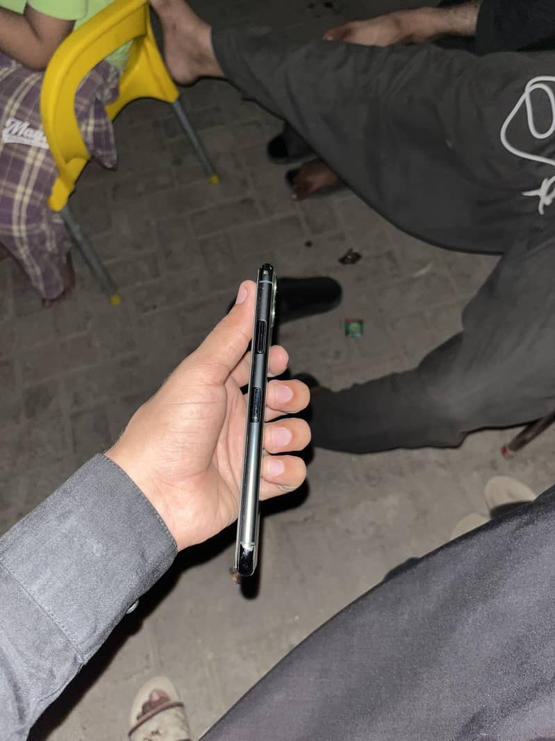 Apple iPhone 11 Pro Max 6